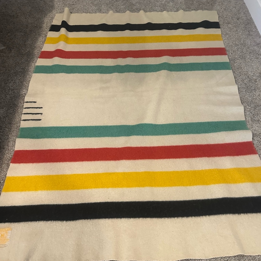 Vintage 3.5 Point Hudson’s Bay Wool Blanket – Iconic Canadian Quality